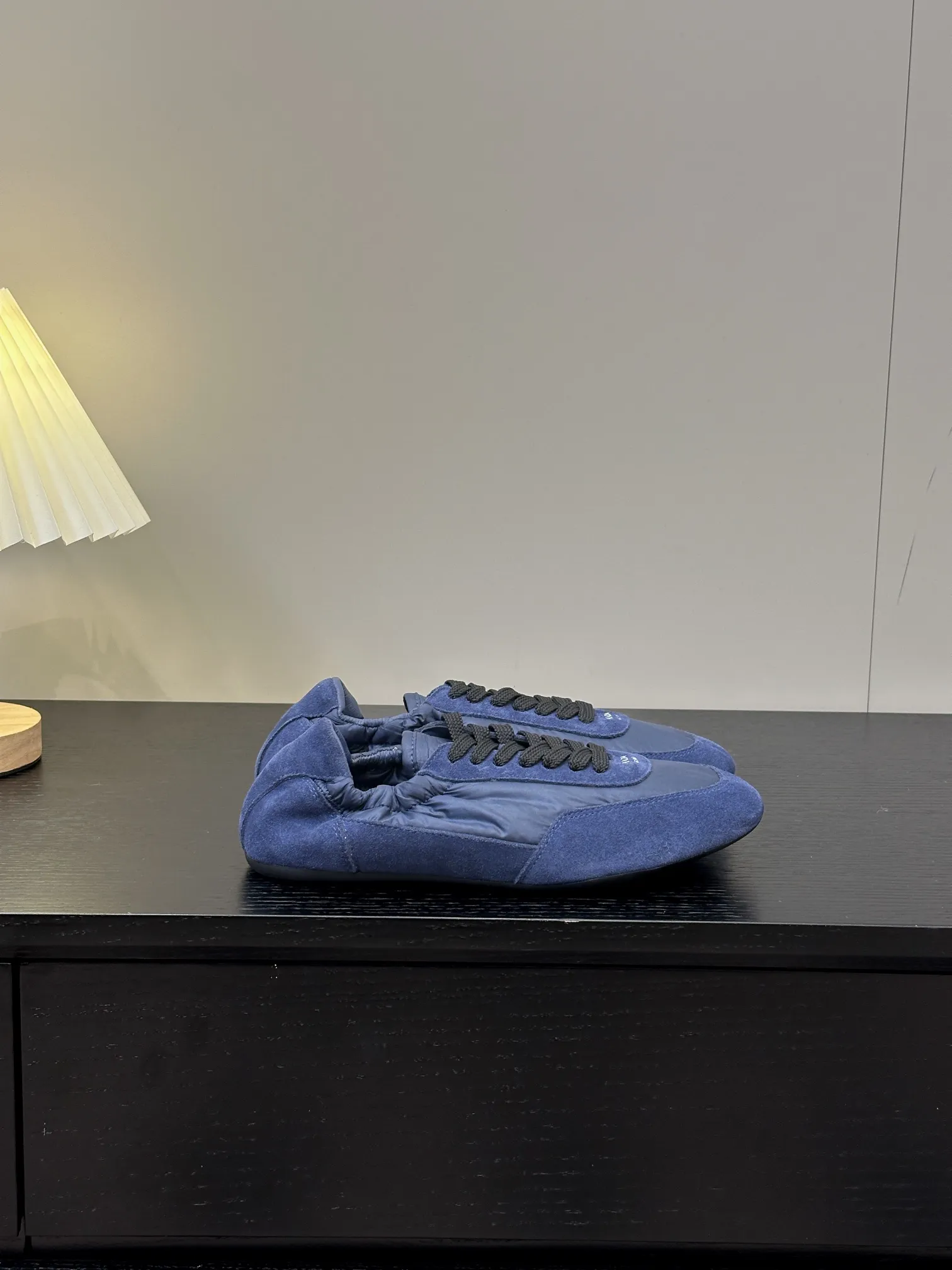👟👟Ex-factory price 420👟👟 💠𝐏𝐑𝐀𝐃𝐀#Prada catwalk style lightweight thin-soled new moral training shoes casual shoes💠 outsole molded TPU❣️not made of rubber! The suede upper is textured, and the inner sheepskin is wrapped, which is soft and waxy. The insole is thickened with lambskin, which is extremely comfortable to step on, has a sense of support, and feels well wrapped. The shoe shape is full of wrapping, light, easy to wear, and practical. It is a casual shoe that makes you taller and longer legs! White is clean and refreshing, needed all year round, and can be easily worn with skirts and trousers. Upper: imported suede/original molded fabric. Lining: sheepskin. Outsole: TPU outsole! Different from cheap rubber soles on the market! Code number: 35-40 (40 customized)